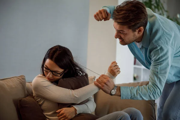 Angry man and woman in fear of domestic abuse — Stock Photo, Image