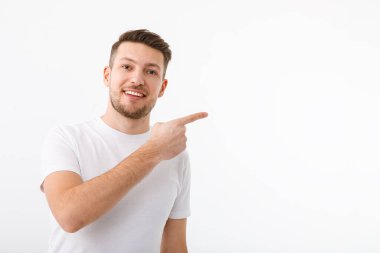 Beyaz arkaplandaki bir adamın portresi telif uzayına işaret ediyor.