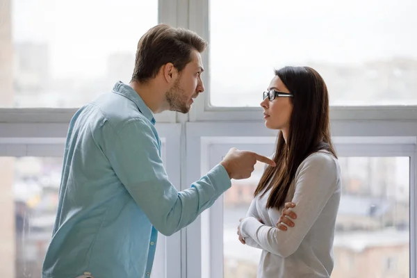 Young couple having argument-conflict, bad relationships. Angry men yells at a woman. — Stock Photo, Image