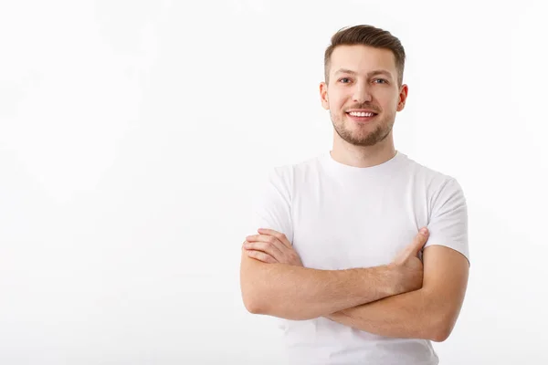 Portret van een vrolijke jongeman in een wit T-shirt op een witte achtergrond. De man staat naar de camera te kijken en lacht.. Rechtenvrije Stockafbeeldingen