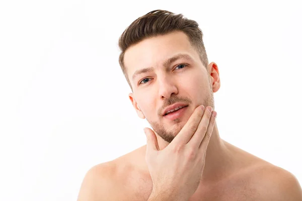 Portret van een naakte jongeman met stoppels op een witte achtergrond. — Stockfoto