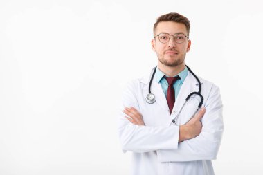 Beyaz arka planda kendine güvenen genç tıp doktorunun portresi.