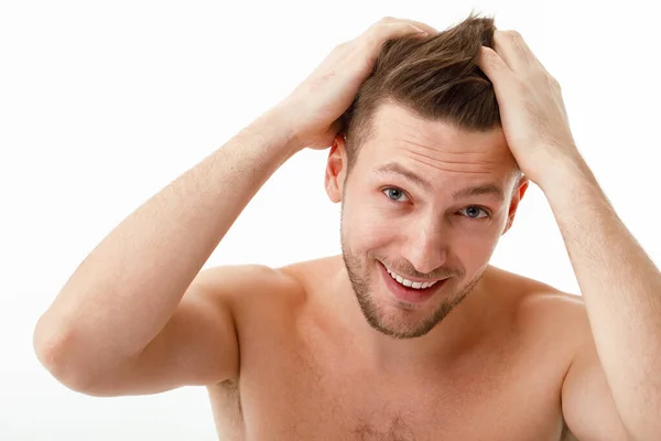 O jovem ficou chateado quando notou seu cabelo grisalho. Cuidado do cabelo, calvície cinzenta. — Fotografia de Stock