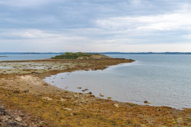 Brittany, Morbihan körfezinin manzarası, Ile aux Moines 'in manzarası, gelgitte deniz manzarası
