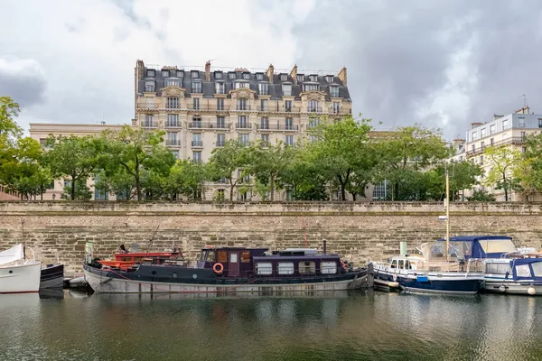 Paris, Bastille, yüzen evlerle dolu güzel bir liman ve arka planda tipik bir cephe.