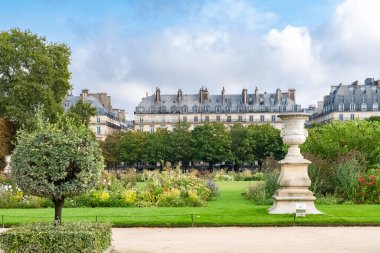 Paris, Tuileries bahçesi, güzel bir halk parkı.