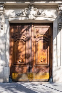Paris, antik bir kapı, 11. bölgedeki tipik bir bina.