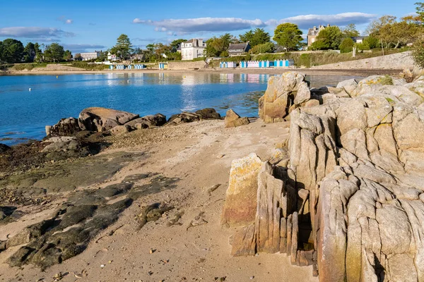 Ile Aux Moines Bretania Domki Kąpielowe Plaży Granitowymi Kamieniami — Zdjęcie stockowe