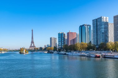 Paris, Seine 'deki Grenelle Köprüsü, Özgürlük Heykeli, ve arka planda Eyfel Kulesi.