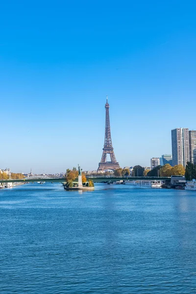 セーヌ川のグレネル橋 自由の女神像 エッフェル塔を背景に — ストック写真