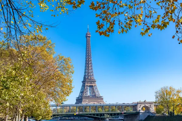 París Puente Bir Hakeim Sobre Sena Con Torre Eiffel Otoño — Foto de Stock