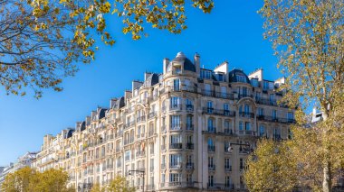 Paris, New York Bulvarı güzel binalar, rıhtımda lüks bir mahalle, Seine nehri manzaralı.