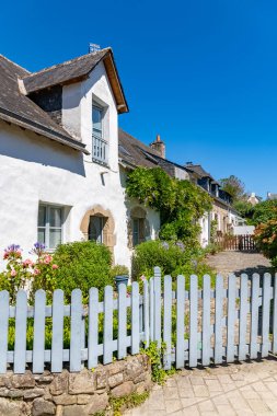 Brittany, Ile aux Moines adası Morbihan körfezinde, köydeki tipik evler