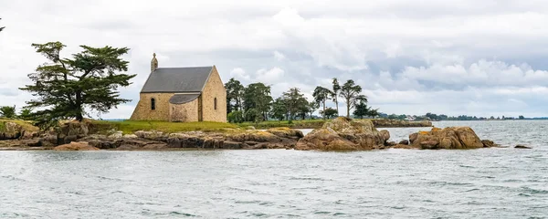 선구적 교회와 해안에 만에서 — 스톡 사진