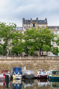 Paris, Bastille, yüzen evlerle dolu güzel bir liman ve arka planda tipik bir cephe.