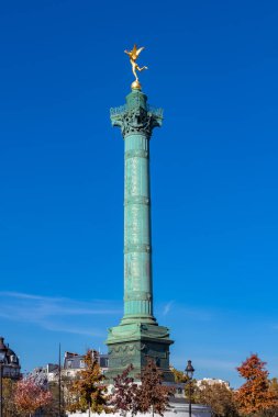 Paris, de la Bastille, sonbaharda altın melek heykeli ile sütun