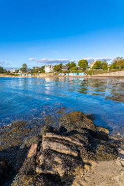 Ile-aux-Moines, Brittany, kumsalda banyo kulübeleri, granit taşlarıyla