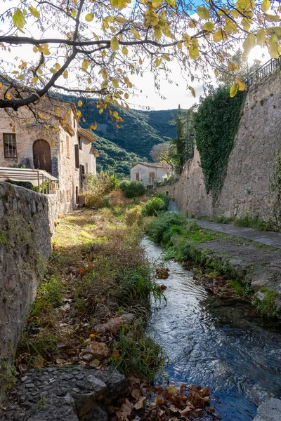 Fransa 'daki Saint-Guilhem-le-Desert, köy manzarası, nehir kenarındaki tipik evler.