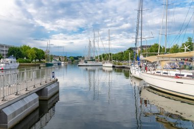 Brittany 'deki Vannes, merkezdeki limandaki botlar