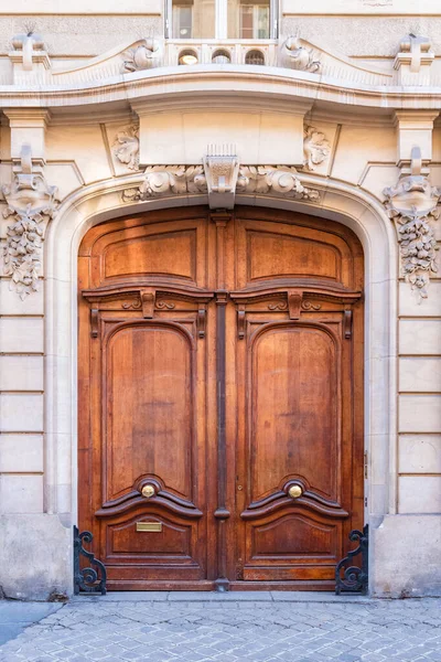 Париж Старинная Деревянная Дверь Красивый Украшенный Фасад 11E Округе — стоковое фото
