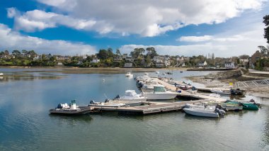 Brittany, Morbihan körfezindeki Ile aux Moines adası, tipik liman ve köydeki eski evler.