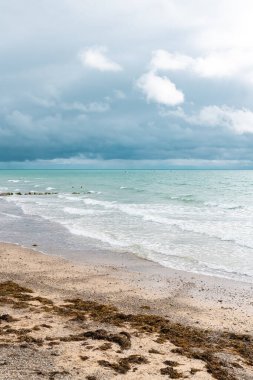 Normandiya 'daki Agon-Coutainville plajında, fırtınadan sonra, güzel bir ışık