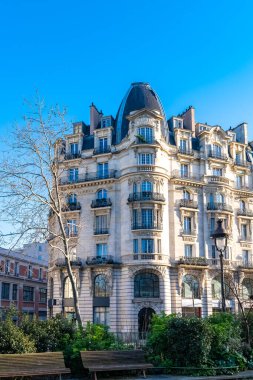 Paris, tipik bir cephe ve kubbe, güzel bir bina bulvarı Richard-Lenoir, halka açık bir parkı var.
