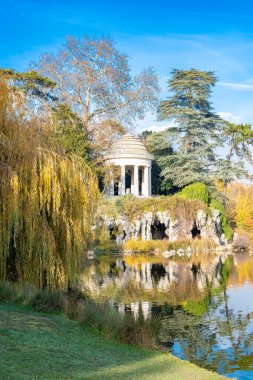 Vincennes, sonbaharda Daumesnil Gölü 'nde halk parkında aşk tapınağı ve yapay mağara.