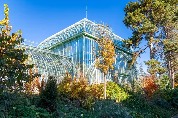 Paris, Fransa, Auteuil seraları, sonbaharda güzel bir halk bahçesi.