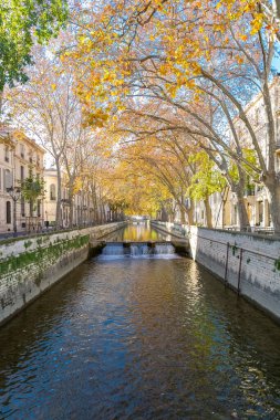 Nimes Fransa 'da, eski cepheler tarihi merkezde, Fontaine Kanalı ile