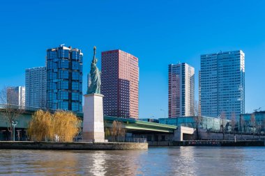 Paris, Seine 'deki Grenelle Köprüsü, Ile aux Cygnes' deki özgürlük heykeli.