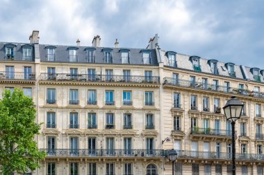 Paris, tipik cepheler ve caddeler, güzel binalar rue du Temple