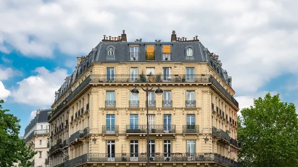 典型的なファサードと通り 美しい建物 Rue Reumur — ストック写真