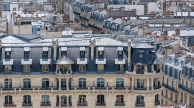 Paris, lüks Haussmann cepheleri ve çatıları başkentin çekici bir bölgesinde, zafer kemerinden manzara