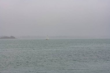 Morbihan körfezinde bir yelkenli, Brittany