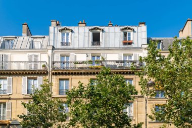 Paris, güzel binalar, 11. Bölge 'deki De la Nation bölgesi, yaz mevsiminde.