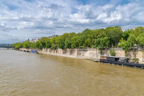 Paris Hausboote Und Gebäude Auf Der Seine Hintergrund Die Grenelle — Stockfoto
