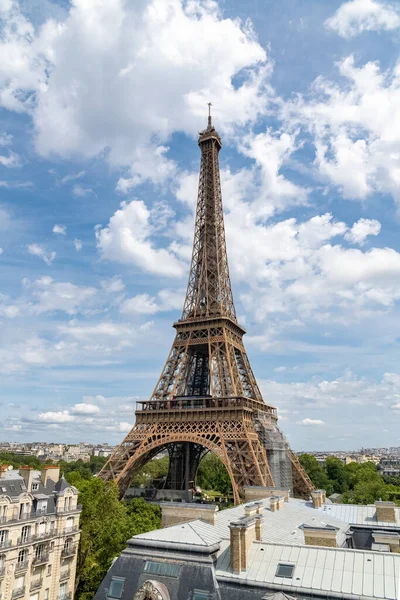パリの美しいオスマン帝国は エッフェル塔を背景に 首都の豪華なエリアに面しています — ストック写真