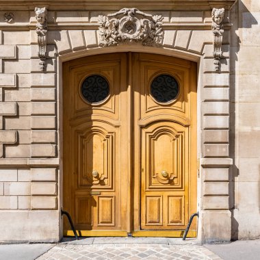 Paris, ahşap bir kapı, 7. bölgedeki tipik bir bina, lüks bir bölge.
