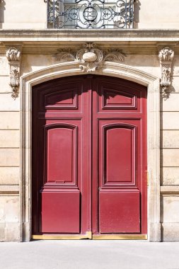 Paris, kırmızı ahşap bir kapı, 7. bölgedeki tipik bir bina, lüks bir bölge.