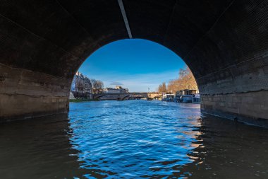 Paris, ile Saint-Louis, Pont Marie altında manzara, Louis-Philippe köprüsü arka planda