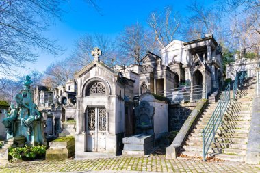 Paris, Pere-Lachaise mezarlığı, kışın mezarlarla dolu patika.
