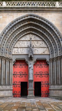 Vannes, Brittany 'deki güzel şehir, ortaçağ şehrinin merkezindeki katedral, kırmızı ahşap kapı.