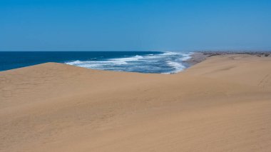 Namibya, Namib Çölü, denize düşen sarı kum tepelerinin manzarası.