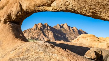 Namibya, Damarland 'daki Spitzkoppe kayaları, güzel manzara.