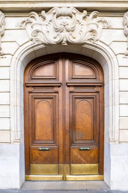 Paris, antik bir ahşap kapı, 11. Bölge 'de güzel bir cephe.