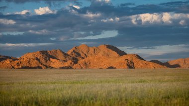 Namibya, akşam bozkırın manzarası, Ölü Vadi 'de kırmızı kayalar.