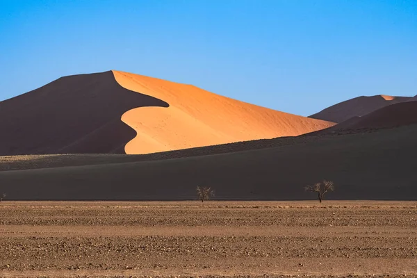 Namibia Pustynia Namib Graficzny Krajobraz Czerwonych Wydm — Zdjęcie stockowe