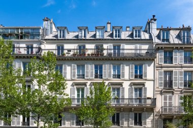 Paris, güzel binalar, Beaumarchais bulvarı, 11. Bölge, ilkbahar.