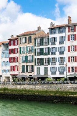 Bayonne Bask 'ta, Nive nehrinin renkli cephelerinde